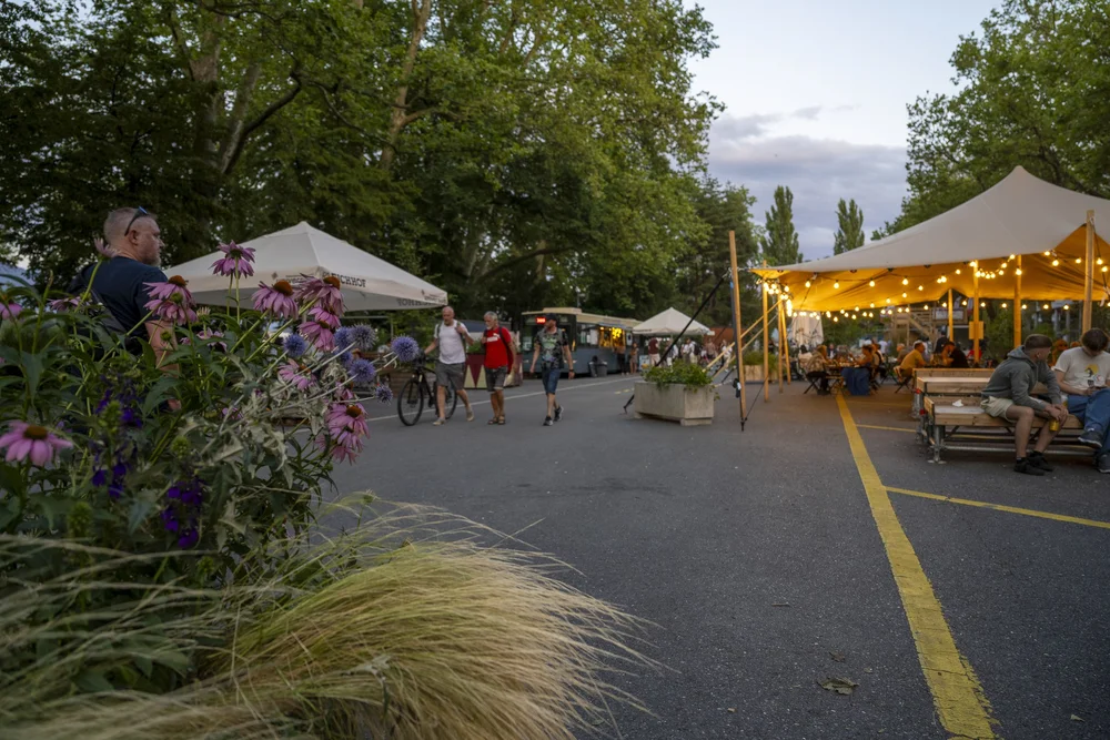 Belebtes Inseli Luzern mit Marktständen, Zelten und sommerlicher Atmosphäre