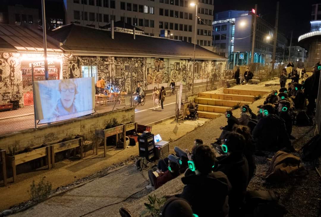 Silent Cinema der Schweizer Jugendfilmtage 2022 mit Publikum und Kopfhörern in Zürich