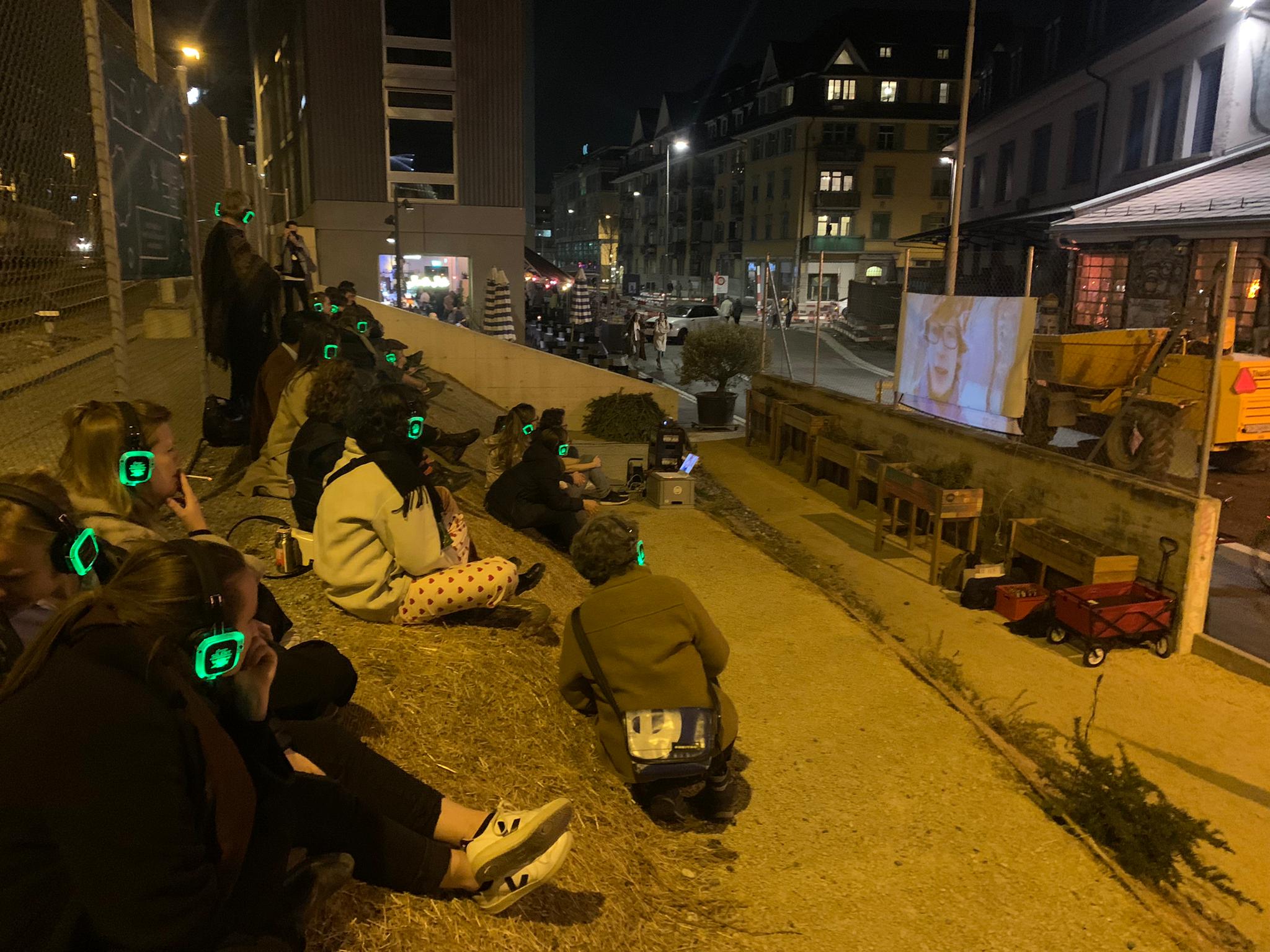 Silent Cinema der Schweizer Jugendfilmtage 2022 in einer urbanen Umgebung