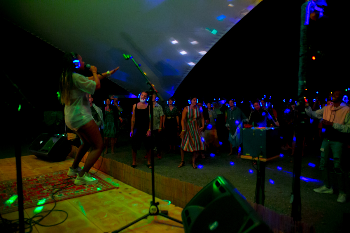 Live-Konzert mit Sängerin, Publikum und leuchtenden Silent-Disco-Kopfhörern