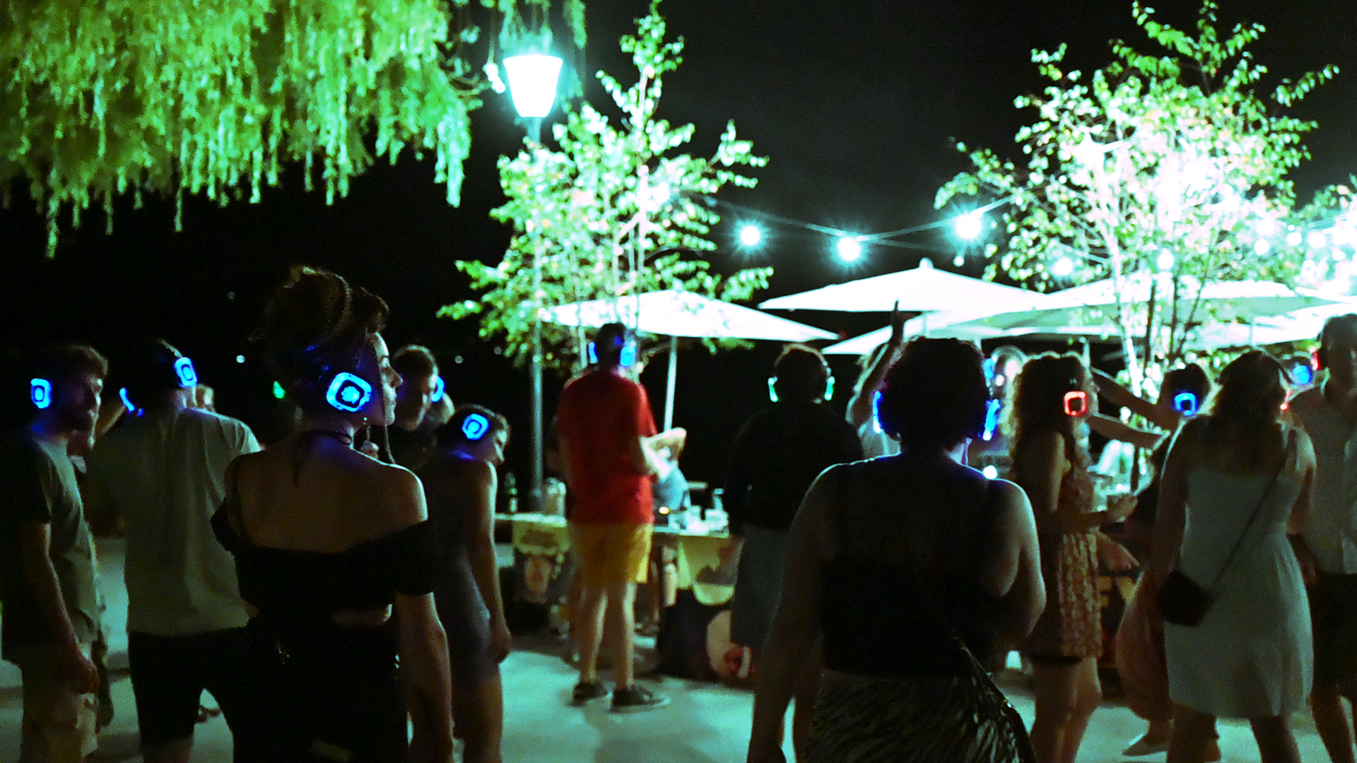 Silent Party am Zugersee mit tanzenden Gästen und leuchtenden Kopfhörern