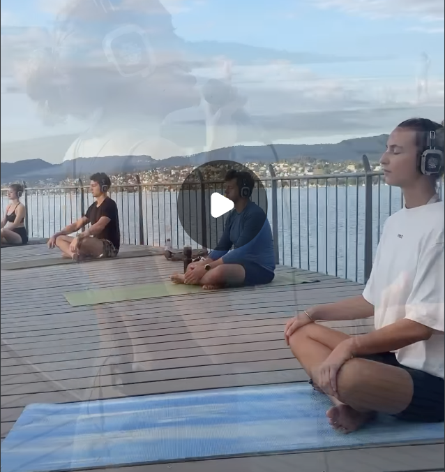 Yoga-Gruppe mit Live-Musik bei warmem Abendlicht